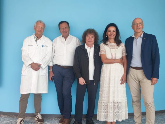 Arte e scienza insieme per la ricerca: Riccardo Cocciante in visita all’Istituto